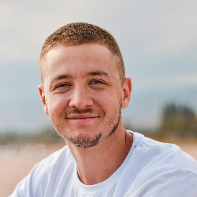 man wearing white crew-neck shirt outdoor selective focus photography